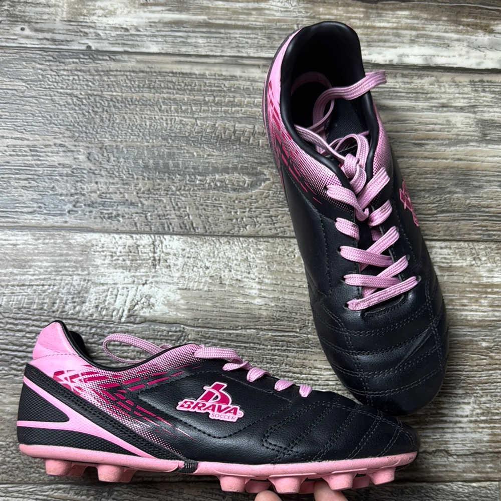 BRAVA GIRL Black and Pink Soccer Cleats. Size 4